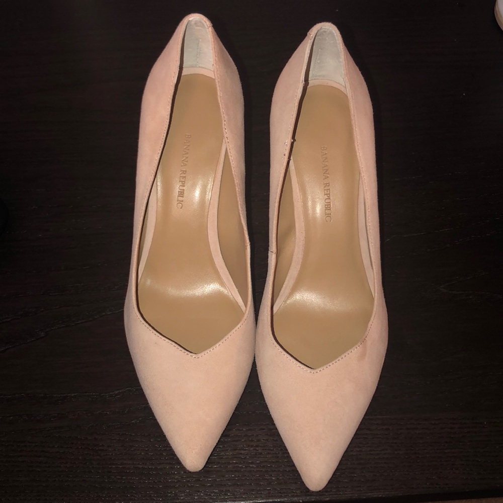 Light pink suede pumps 👠
